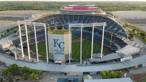 Fantastische-Luftaufnahme-Des-Kauffman-Stadions-Der-Kansas-City-Royals