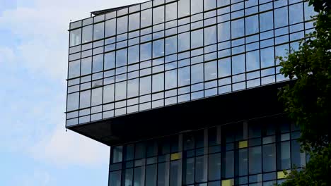 Time-lapse-Del-Transporte-Para-El-Edificio-De-Londres-Con-Ventanas-Reflectantes-De-Nubes