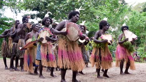 Bougainville-Sing-Sing-Y-Banda-De-Bambú-única-Actuación-Tribal-De-Mujeres-En-La-Isla-De-Bougainville,-Papúa-Nueva-Guinea-En-El-Festival-De-Música-Cultural