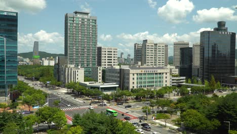 Tráfico-De-La-Ciudad-De-Daejeon-Pasando-Por-Edificios-Altos-Y-Rascacielos,-Edificio-De-La-Estación-De-Policía-Durante-El-Día-En-Corea-Del-Sur