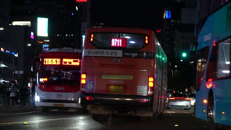 Autobuses-Urbanos-Y-Automóviles-Circulando-Por-Una-Calle-Concurrida-En-Gangnam-gu,-Seúl,-Corea-Del-Sur-Durante-La-Noche