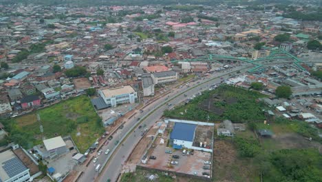 Abeokuta,-Estado-De-Ogun---Nigeria---10-De-Junio-De-2021:-Paisaje-Urbano-De-La-Ciudad-De-Abeokuta,-Red-De-Transporte-Y-Techos-Viejos-Marrones