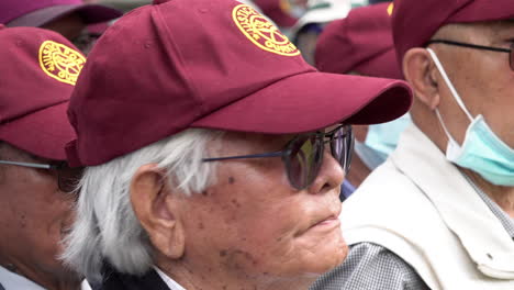 Un-Anciano-Veterano-Británico-De-Ghurka-Se-Une-A-Otros-Con-Una-Gorra-De-Béisbol-Granate-Durante-Una-Protesta-Frente-A-Downing-Street,-Para-Pedir-Pensiones-Militares-Completas-Para-Todos-Los-Veteranos-De-Ghurka