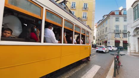 Portugal,-Lisboa,-Tranvías-De-Lisboa-En-La-Rua-Da-Conceicao-En-El-Barrio-Central-De-Lisboa-De-Baixa-Pombalina