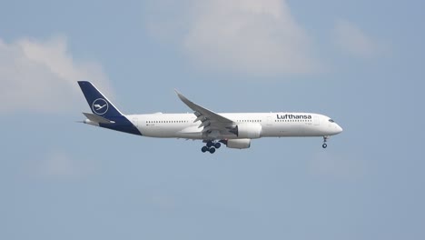 Kamerafahrt-Eines-Lufthansa-Passagierflugzeugs,-Das-Tagsüber-Durch-Einen-Klaren-Himmel-Am-Toronto-International-Airport-Fliegt
