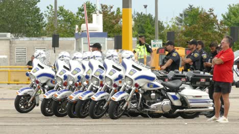 Polizeimotorräder-Während-Einer-Militärischen-Beerdigung-In-Toronto,-Kanada