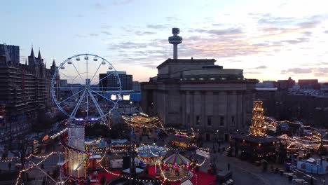 Mercado-De-Navidad-De-La-Ciudad-De-Liverpool-2021-Vista-Aérea-Del-Festival-De-Invierno-Al-Atardecer