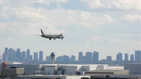 Una-Toma-De-Zoom-De-Un-Avión-Aterrizando-En-La-Pista-Del-Aeropuerto-Internacional-De-Toronto-Yyz-Pearson