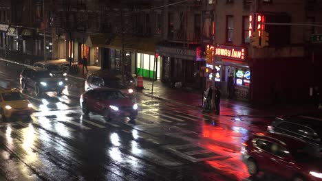 Autos-Fahren-Auf-Verregneten-New-Yorker-Straßen-Vorbei