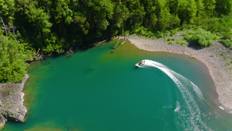Schnellboot-Macht-Eine-Scharfe-Kurve-Auf-Dem-Türkisfarbenen-Puelo-Fluss-Im-Lake-District,-Chile