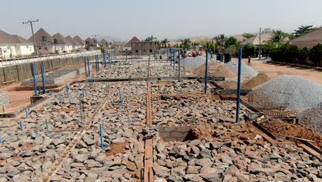 Poniendo-Los-Cimientos-De-Un-Gran-Proyecto-De-Construcción-En-El-Suburbio-Lokogoma-De-Abuja,-Nigeria---Sobrevuelo-Aéreo