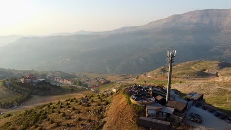 Luftaufnahme-Des-Luxuriösen-Restaurants-Mit-Gefrorenen-Kirschen-Auf-Dem-Berggipfel-Bei-Sonnenuntergang-Im-Libanon