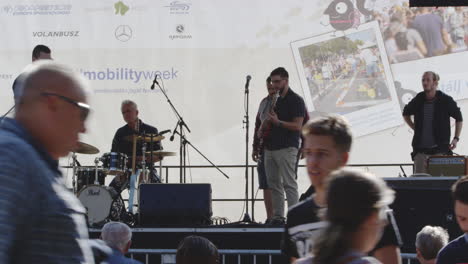 Live-musicians-jamming-at-mobility-week-hero-square-Hungary