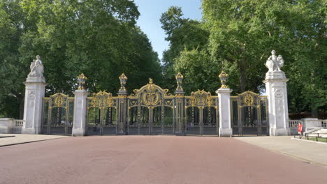 Canada-Gate-And-Entrance-To-Canada-Memorial-In-Green-Park-In-London,-United-Kingdom