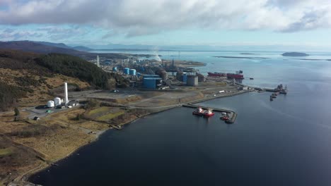 Panoramablick-Auf-Die-Ölraffinerie-Und-Gaskondensatverarbeitungsanlage-Karsto-Norwegen-–-Vollständige-Panorama-Luftaufnahme-Des-Von-Equinor-Betriebenen-Industriegebiets