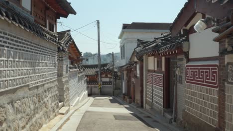 Edificios-Tradicionales-Coreanos-En-El-Pueblo-De-Bukchon-Hanok-En-Seúl,-Corea-Del-Sur
