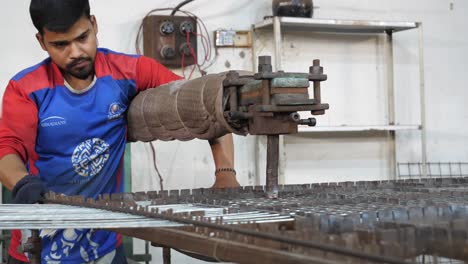 Fabrikarbeiter-Konzentrierte-Sich-Mit-Einer-Punktschweißmaschine-Auf-Einen-Drahtzaun-In-Karatschi,-Pakistan