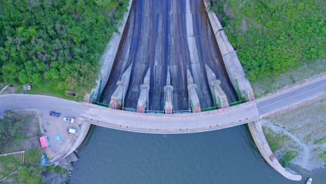 Luftaufnahme-Des-Wassers,-Das-Am-Tavera-Staudamm-Fließt