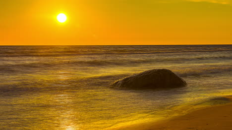 Sonnenuntergang-Im-Zeitraffer,-Wellen,-Die-Sich-Am-Strand-Bewegen,-Und-Sonne,-Die-Am-Horizont-Untergeht