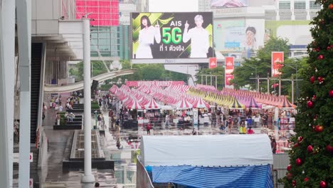 Decoraciones-Navideñas-Y-De-Año-Nuevo-Frente-Al-Centro-Comercial-Central-World-En-Bangkok