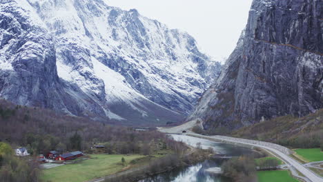 Malerische-Aussicht-Auf-Die-Straße-Und-Die-Schneebedeckten-Berge-Von-Trollveggen,-Norwegen