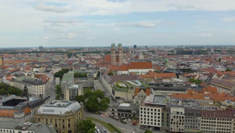 Drone-Flies-Towards-The-Frauenkirche,-Famous-Cathedral-in-Munich,-Germany