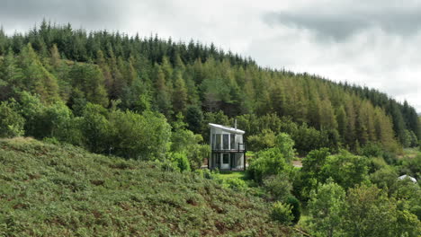 Aerial-Rising-–-Ein-Kleines,-Schrulliges,-Modernes-Haus-An-Der-Westküste-Schottlands