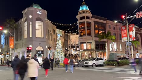 Time-lapse-of-Rodeo-Drive-high-street-during-Christmas-shopping-in-America