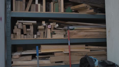 Tischlerwerkstatt-Holzreste-Auf-Regalen-Gestapelt