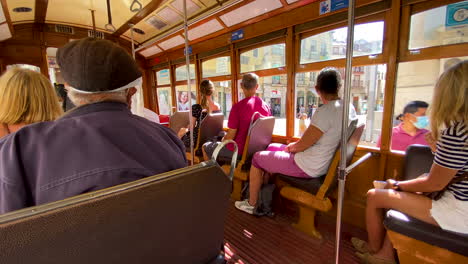 Touristen-In-Schützenden-Gesichtsmasken-Besichtigen-Tagsüber-Die-Straßen-Der-Innenstadt-Von-Lissabon-Während-Einer-Oldtimer-Straßenbahntour