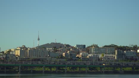 Han-Fluss-Mit-Namsan-N-Seoul-Turm-über-Yongan-Gu