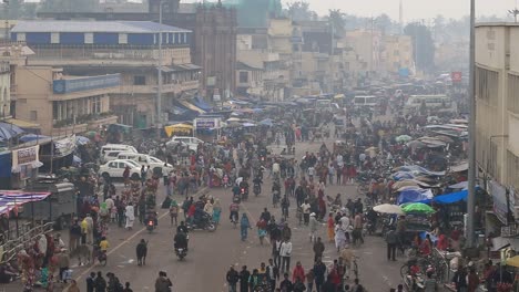Eine-Belebte-Und-Verschmutzte-Straße-Mit-Menschen-Und-Smog-In-Der-Stadt-Puri-In-Indien