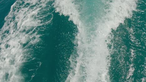 Ungewöhnlicher-Und-Einzigartiger-Blickwinkel-Auf-Die-Meereswasserwelle-Eines-Motorboots