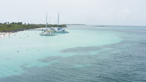 Antena---Catamarán-En-Aguas-Claras,-Cayo-Icacos,-Puerto-Rico,-Acercamiento-Hacia-Adelante