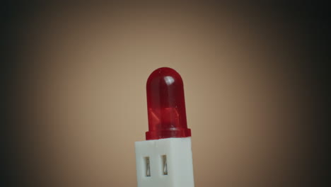Nahaufnahme-Einer-Roten-LED-Leuchte-Und-Makroaufnahme-Elektronischer-Komponenten-Auf-Dem-Drehtisch