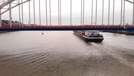 Blick-Durch-Die-Brücke-über-Den-Noord-Of-Bolero,-Vorbeifahrendes-Frachtschiff-In-Der-Nähe-Von-Hendrik-Ido-Ambacht