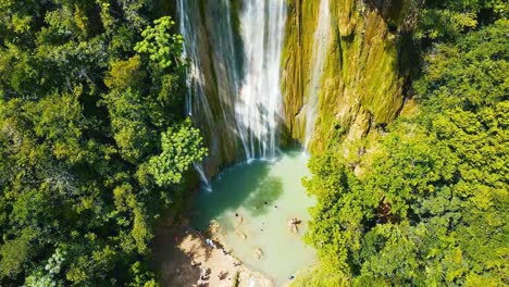Menschen-Schwimmen-Im-Teich-Am-Grund-Des-Limon-Wasserfalls-Haitises