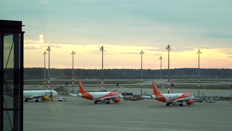 Sonnenuntergang-Am-Terminal-Des-Flughafens-Berlin-Brandenburg-Mit-Flugzeugen-Auf-Dem-Flugplatz