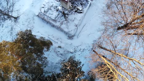 Eingestürztes-Haus-Im-Winter-Mit-Drohne