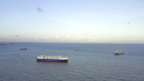 Schiffe-In-Der-Nähe-Des-Hafens-Von-Santo-Domingo.-Drohnenansicht-Aus-Der-Luft