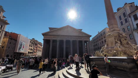 Multitud-De-Personas-Frente-Al-Edificio-Del-Panteón-En-La-Capital-De-Italia-Durante-El-Día-Soleado-De-Verano---Vista-Pov-En-Cámara-Lenta