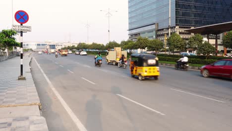 Toma-Estática-De-Las-Carreteras-De-La-Ciudad-Con-Diferentes-Vehículos-Como-Automóviles,-Tuk-Tuk,-Ciclomotores,-Auto-Rickshaws,-Autobuses-Y-Bicicletas