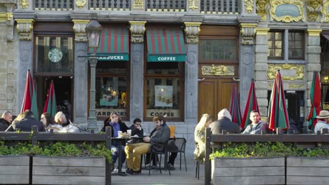 La-Gente-Se-Sienta-En-La-Terraza-De-La-Cafetería-En-La-Plaza-Grand-Place-Sin-Máscaras-Médicas-Contra-El-Coronavirus