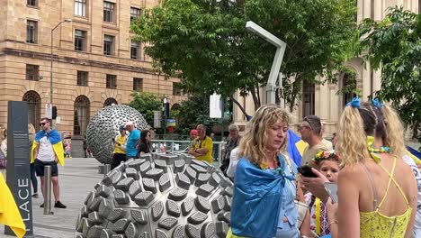 Imágenes-Panorámicas-Izquierdas-Con-Grupos-De-Personas-De-Diferentes-Orígenes-Reunidos-En-Brisbane-Square,-Australia,-Para-Protestar-Contra-La-Inhumana-Operación-Militar-Especial-Llevada-A-Cabo-Por-Rusia-En-Ucrania