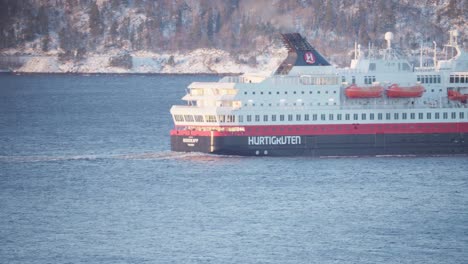 Ferry-Hurtigruten-Navegando-En-Las-Tranquilas-Aguas-Del-Fiordo-Cerca-De-Indre-Fosen-En-Noruega