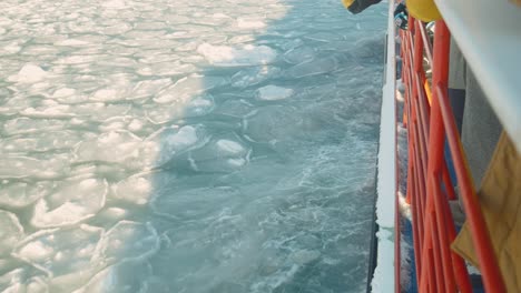 Blick-über-Die-Reling-Des-Eisbrecher-Kreuzfahrtschiffs-Garinko-II,-Das-Durch-Treibendes-Meereis-Vor-Monbetsu-Fährt