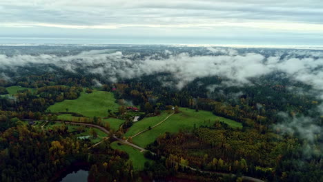 Toma-Aérea-De-Drones-Volando-Sobre-El-Exuberante-Paisaje-Verde-De-La-Selva-Tropical-Con-Nubes-Blancas-Cubiertas-Durante-La-Temporada-De-Lluvias-En-El-Campo