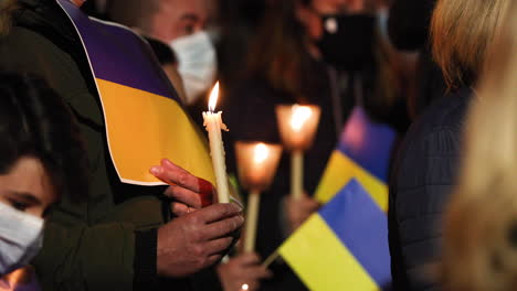 Kerzen-Und-Ukrainische-Flaggen-Bei-Der-Mahnwache-Für-Den-Frieden-In-Der-Ukraine,-Die-Nachts-In-Leiria,-Portugal,-Stattfand