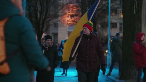 Junger-Mann-Mit-Ukrainischer-Flagge-Inmitten-Von-Protesten-Gegen-Den-Krieg-In-Der-Ukraine