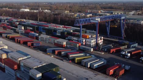 Versandcontainer-Kranlift,-Der-Schwere-Fracht-Exportkistencontainer-In-Der-Luftaufnahme-Der-Werft-Im-Orbit-Rechts-Entlädt